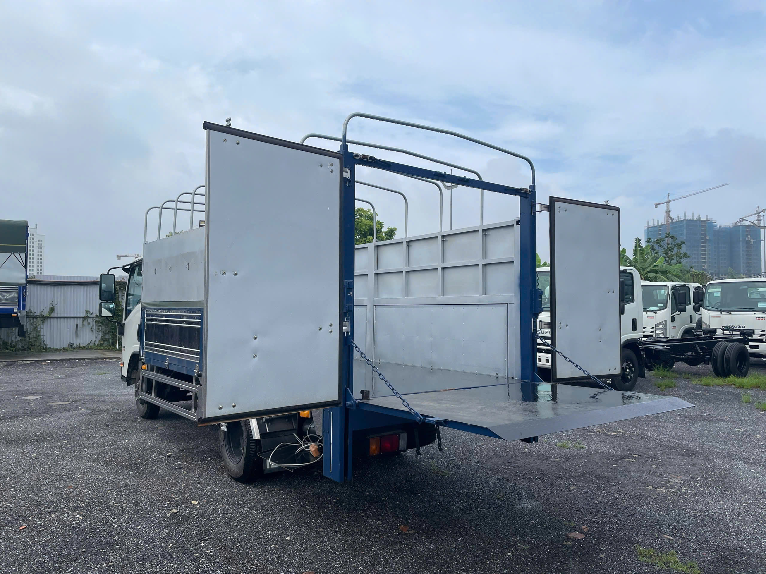 XE TẢI ISUZU 1T9 THÙNG MUI BỬNG NÂNG QMR77HE5 QKR210